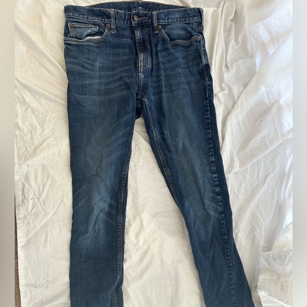 Men’s light wash jeans